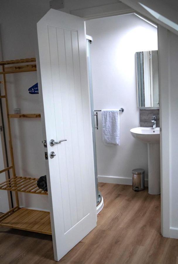 The Red House Modern Stylish Home From Home Walking Distance To Cardiff Bay And City Centre With Parking Buitenkant foto