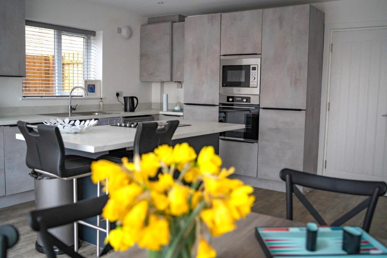 The Red House Modern Stylish Home From Home Walking Distance To Cardiff Bay And City Centre With Parking Buitenkant foto